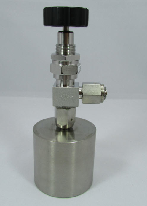 Stainless steel cylinder, 125ml, horizontal in line, with angled Bellows valve (150°C), DOT 4B