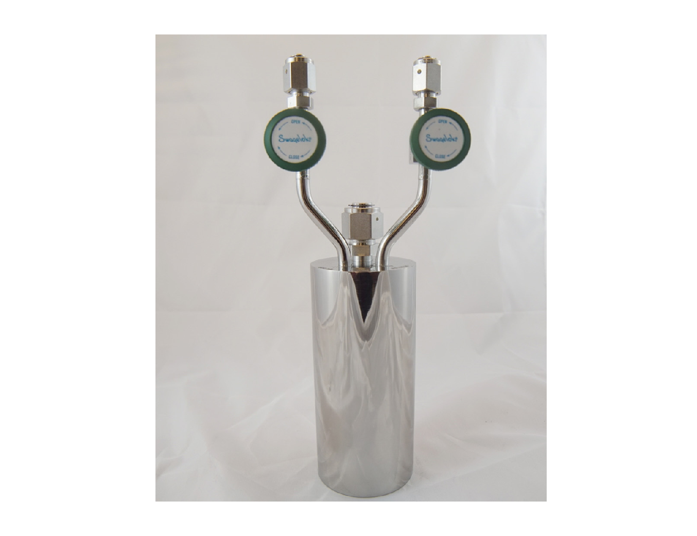 Stainless steel bubbler, 600ml, vertical, electropolished with fill-port, high temp valves (315°C) with rotated handles, no dip tube, stems same height, DOT 4B