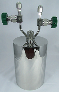 Stainless steel bubbler, 3000ml, vertical, electropolished with fill-port, PCTFE valve stem tip, DOT 4B